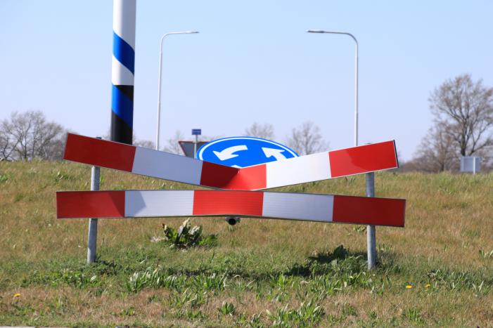 Vandalen vernielen verkeersborden op rotonde