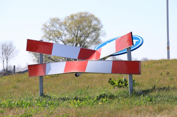 Vandalen vernielen verkeersborden op rotonde