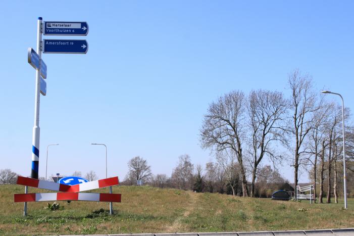 Vandalen vernielen verkeersborden op rotonde