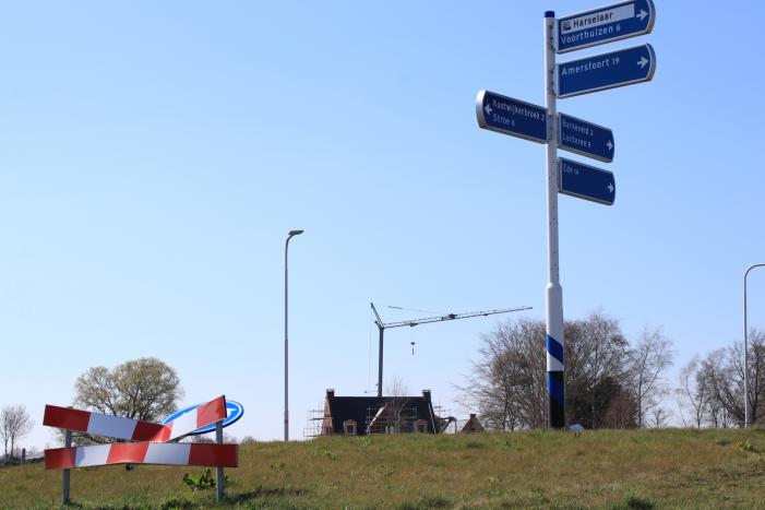 Vandalen vernielen verkeersborden op rotonde