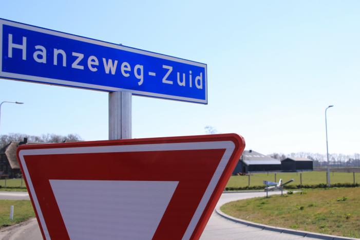 Vandalen vernielen verkeersborden op rotonde