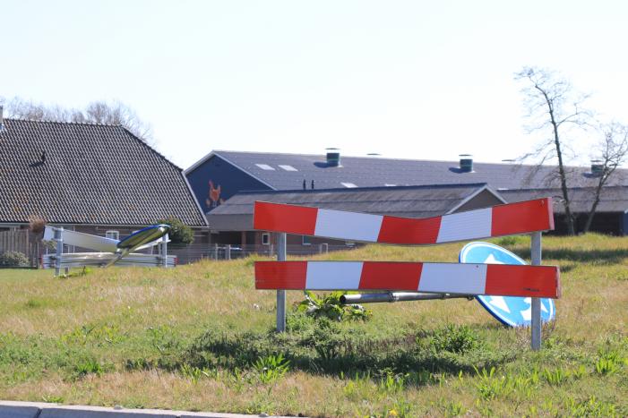 Vandalen vernielen verkeersborden op rotonde