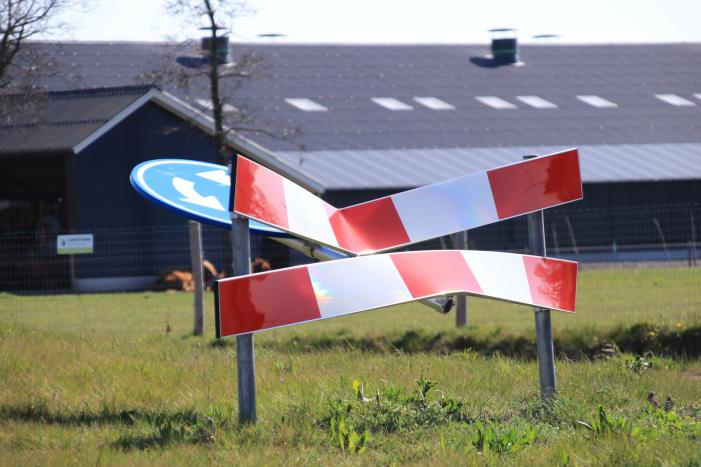 Vandalen vernielen verkeersborden op rotonde