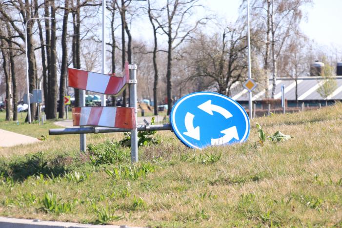 Vandalen vernielen verkeersborden op rotonde