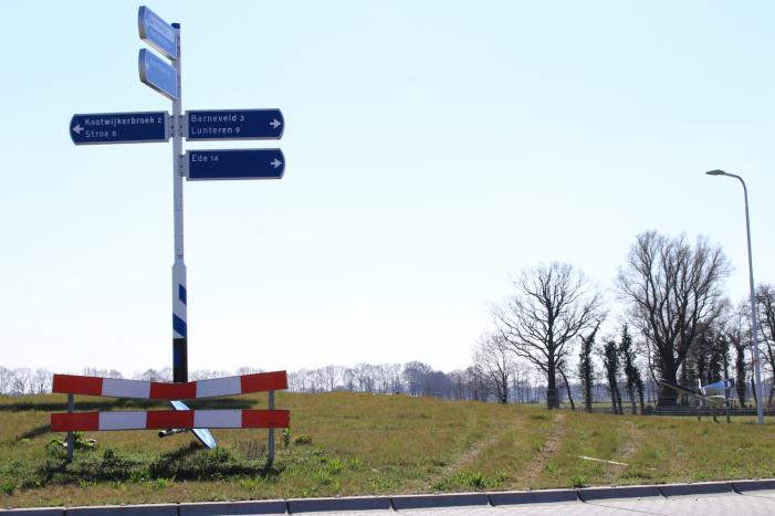 Vandalen vernielen verkeersborden op rotonde