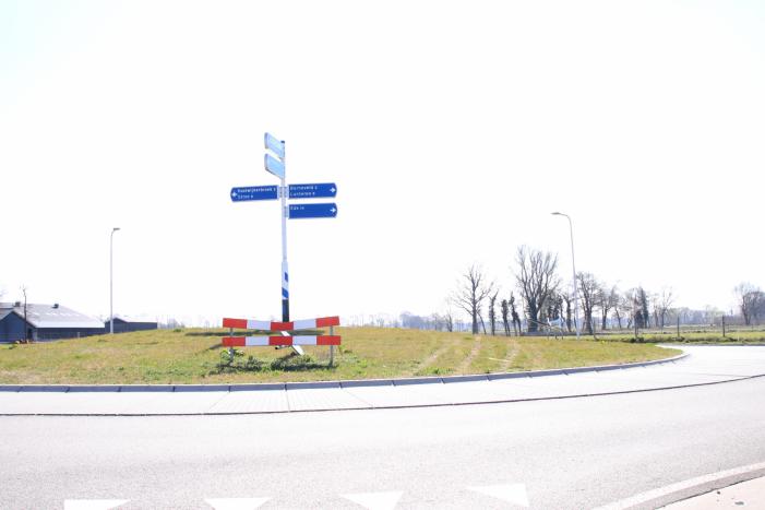 Vandalen vernielen verkeersborden op rotonde