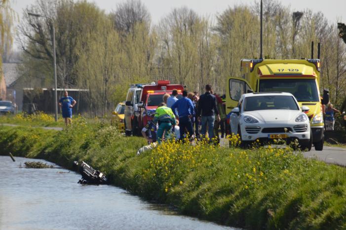 Persoon belandt met scootmobiel in het water