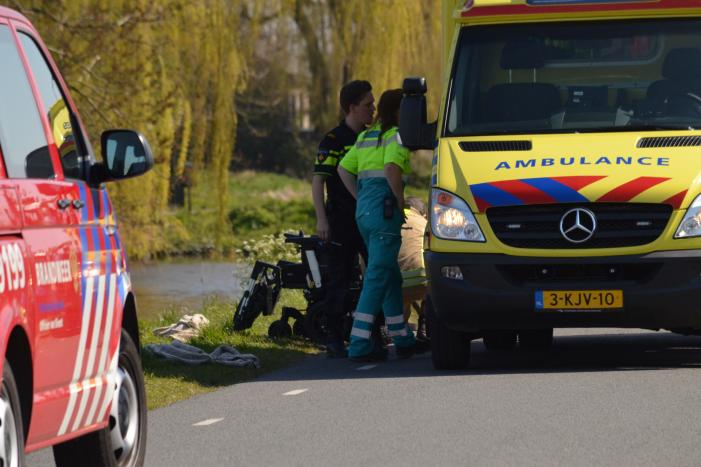 Persoon belandt met scootmobiel in het water
