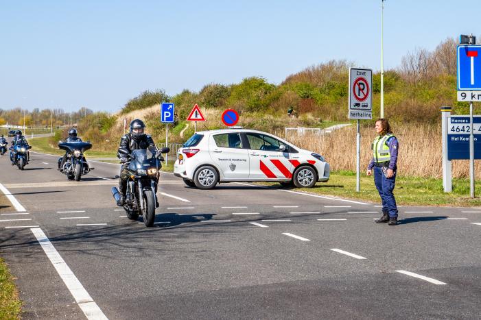 Landtong Rozenburg afgesloten door massale toestroom dagtoeristen