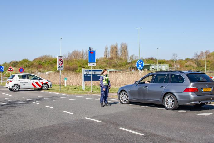 Landtong Rozenburg afgesloten door massale toestroom dagtoeristen