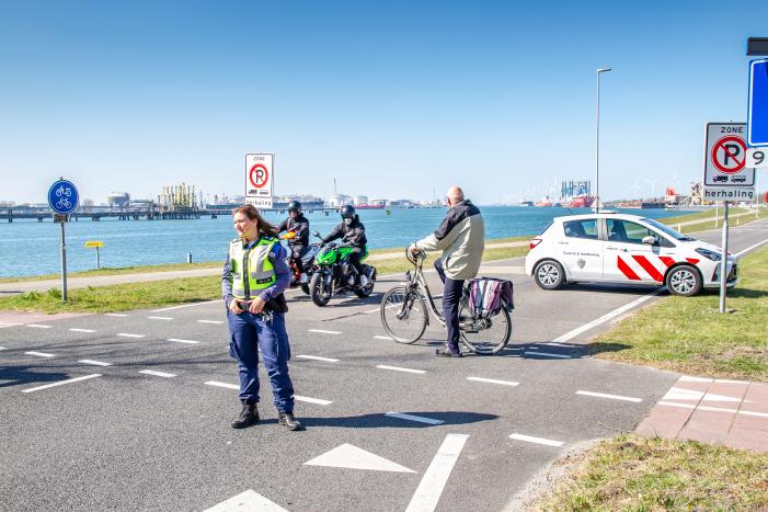 Landtong Rozenburg afgesloten door massale toestroom dagtoeristen