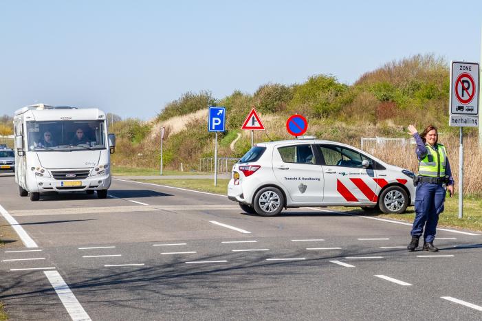 Landtong Rozenburg afgesloten door massale toestroom dagtoeristen