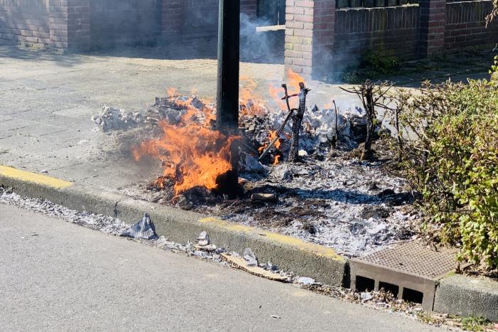 Dozen en struikgewas in brand gevlogen