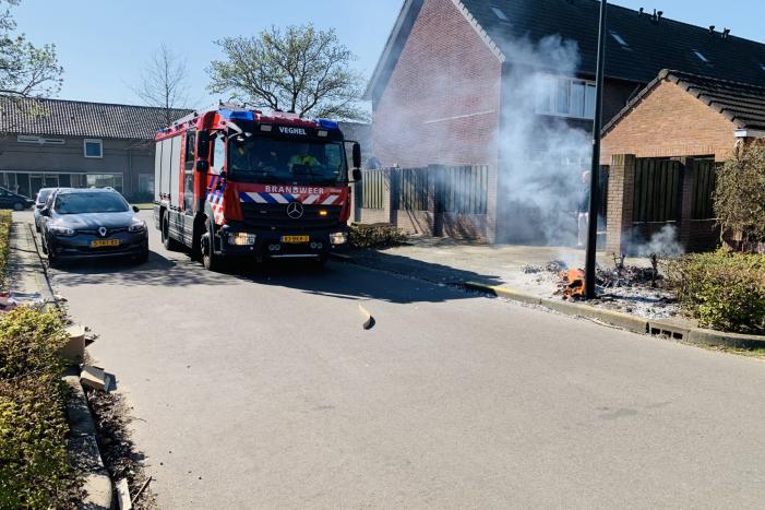 Dozen en struikgewas in brand gevlogen
