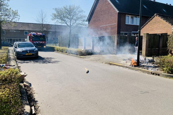 Dozen en struikgewas in brand gevlogen