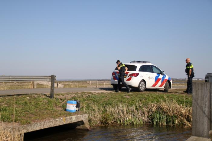 Jerrycans met mogelijk drugsafval aangetroffen