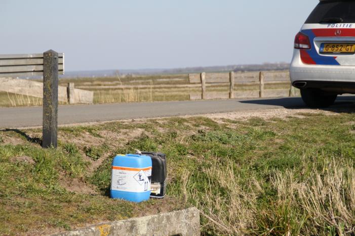 Jerrycans met mogelijk drugsafval aangetroffen