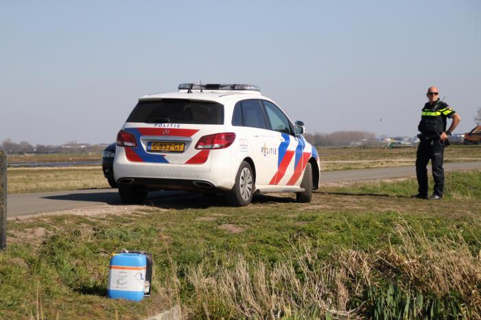 Jerrycans met mogelijk drugsafval aangetroffen