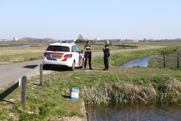 Jerrycans met mogelijk drugsafval aangetroffen