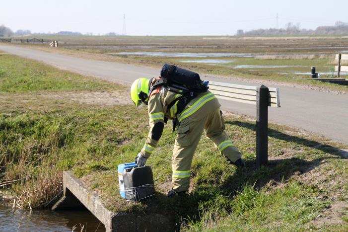 Jerrycans met mogelijk drugsafval aangetroffen