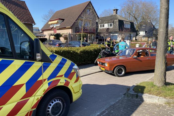 Motorrijder botst achter op auto en raakt gewond