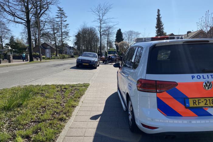 Motorrijder botst achter op auto en raakt gewond