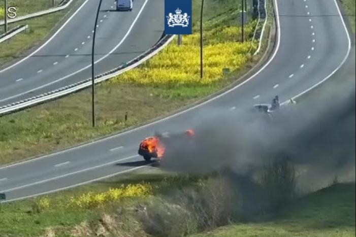 Auto verwoest door brand