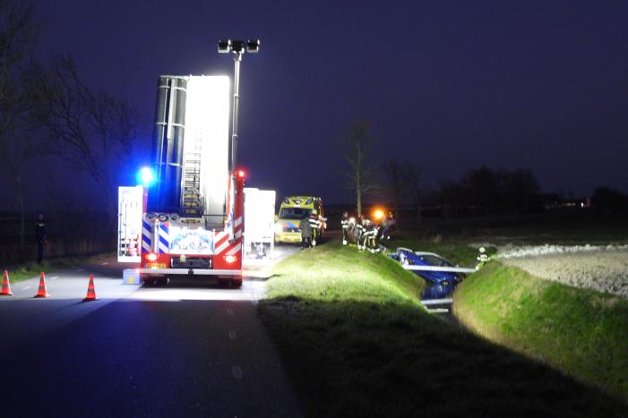Auto belandt in de sloot