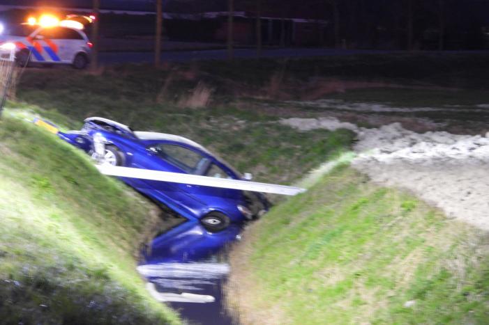 Auto belandt in de sloot