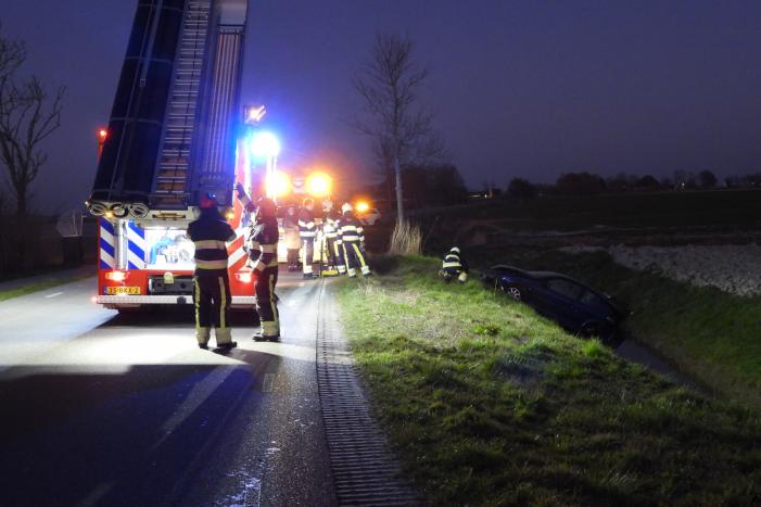 Auto belandt in de sloot