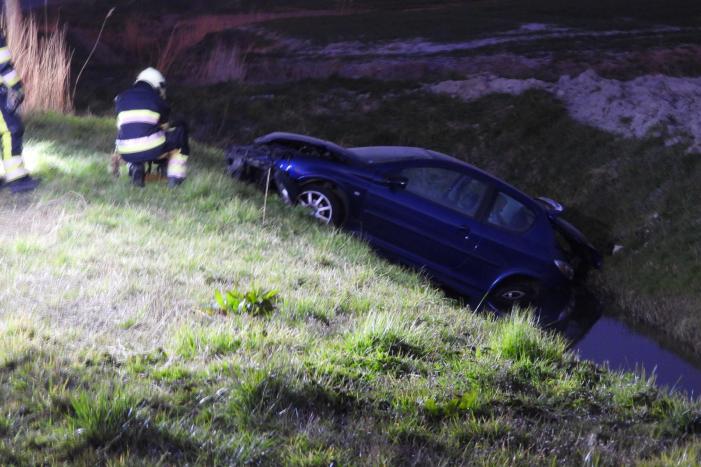 Auto belandt in de sloot