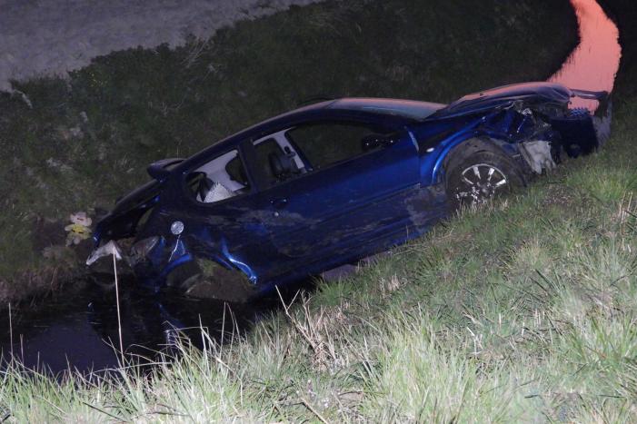 Auto belandt in de sloot