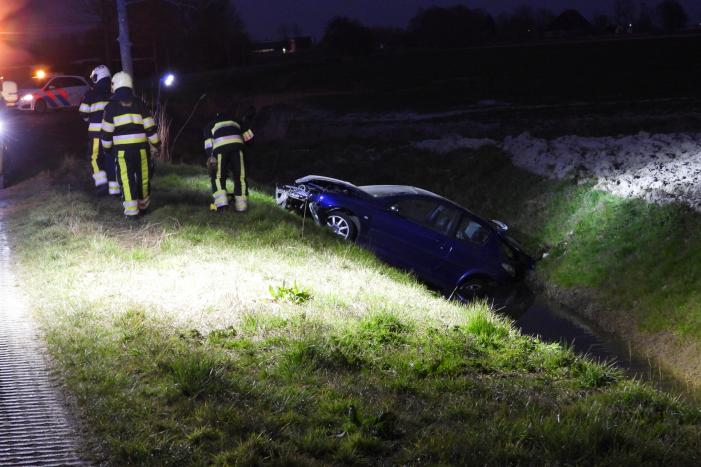 Auto belandt in de sloot
