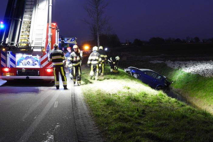 Auto belandt in de sloot