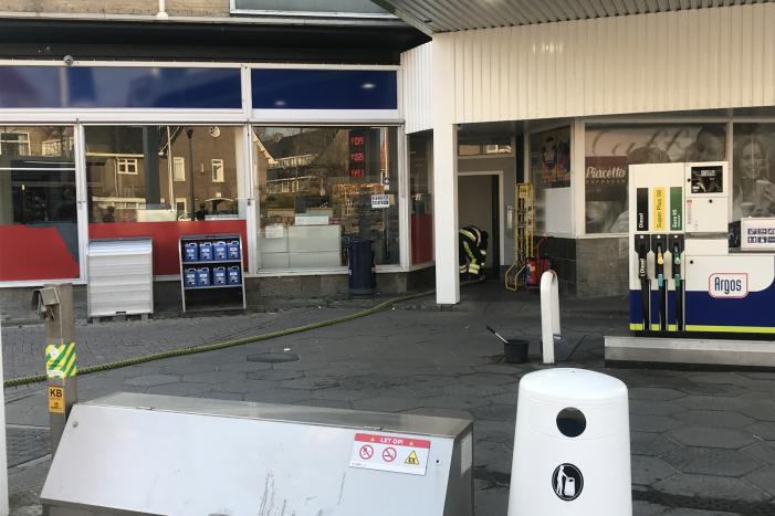 Brandgerucht in winkel van tankstation