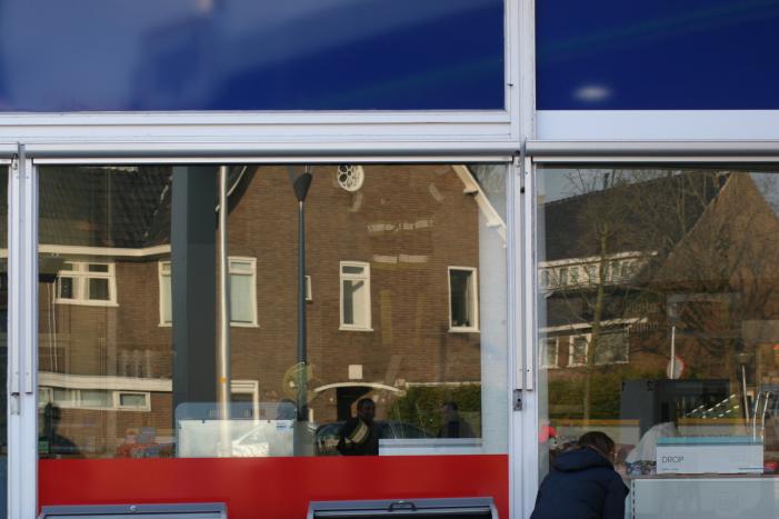 Brandgerucht in winkel van tankstation