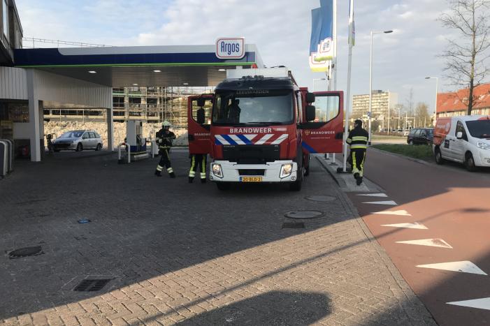 Brandgerucht in winkel van tankstation