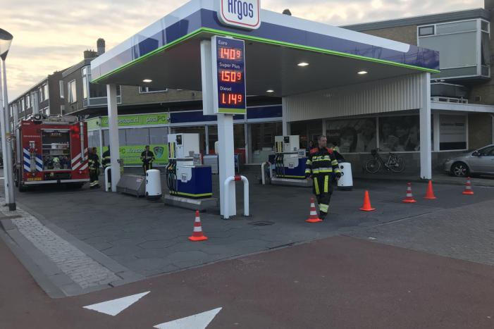 Brandgerucht in winkel van tankstation