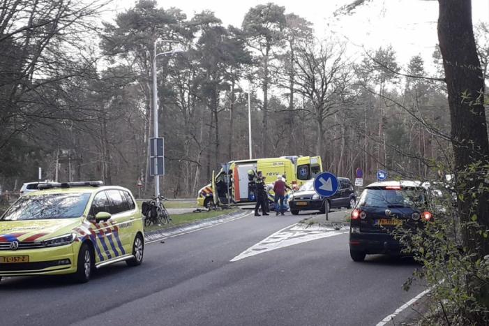 Racefietser aangereden door personenauto