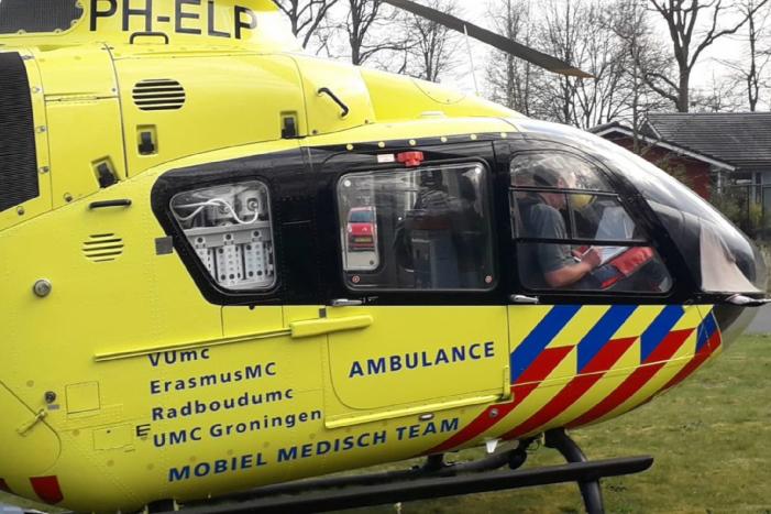 Racefietser aangereden door personenauto