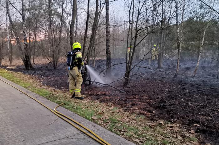 Groot stuk bosschage langs spoor in brand
