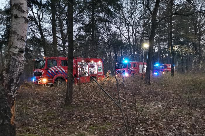 Groot stuk bosschage langs spoor in brand