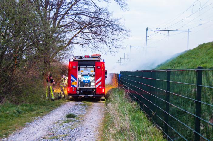 Flinke rookontwikkeling bij bermbrand langs spoorlijn