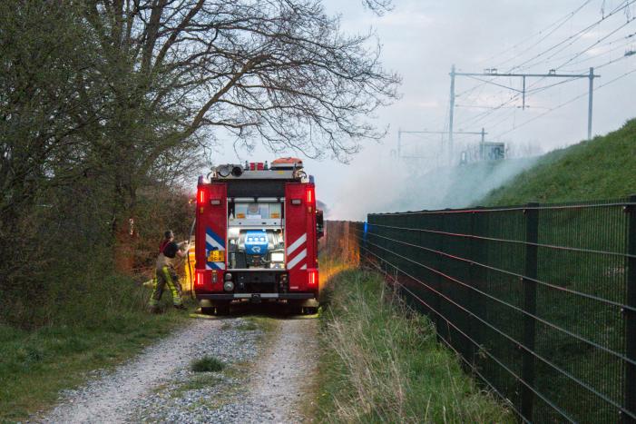Flinke rookontwikkeling bij bermbrand langs spoorlijn