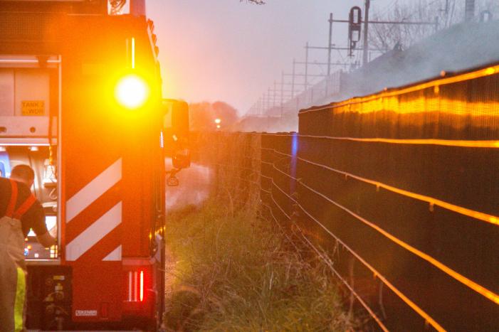Flinke rookontwikkeling bij bermbrand langs spoorlijn