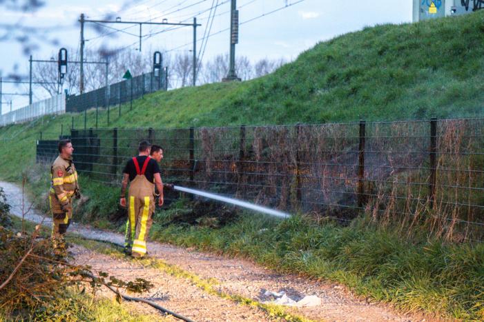 Flinke rookontwikkeling bij bermbrand langs spoorlijn