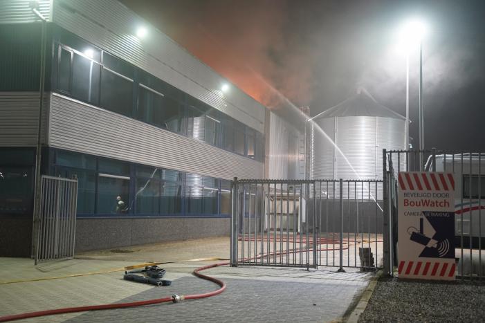 Zeer grote brand in bedrijfspand Holabouw BV