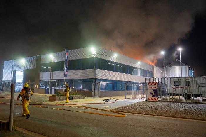 Zeer grote brand in bedrijfspand Holabouw BV