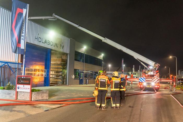 Zeer grote brand in bedrijfspand Holabouw BV