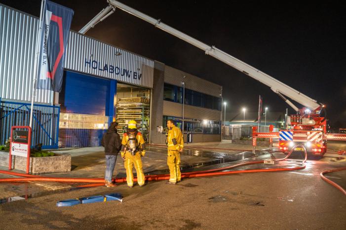 Zeer grote brand in bedrijfspand Holabouw BV